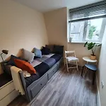 Lovely, Comfortable And Bright 3 Bedroom Top Floor Flat In City Centre