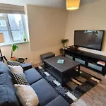 Lovely, Comfortable And Bright 3 Bedroom Top Floor Flat In City Centre