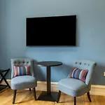 8Qr Rooms