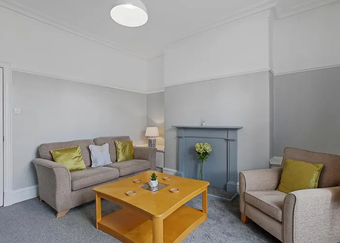 Lovely 3 Bedroom Apartment In Aberdeen Centre