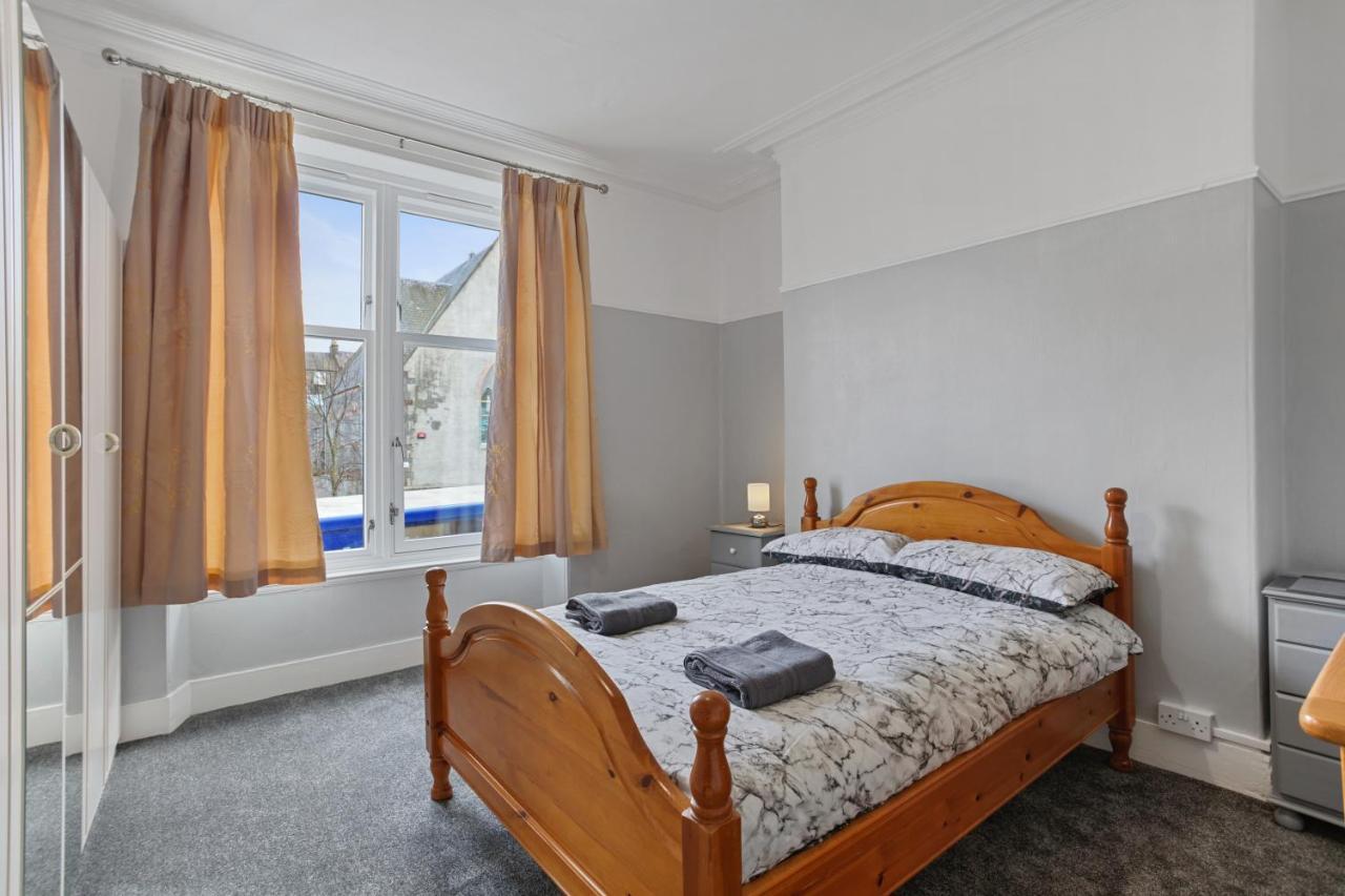Lovely 3 Bedroom In Centre Apartment *