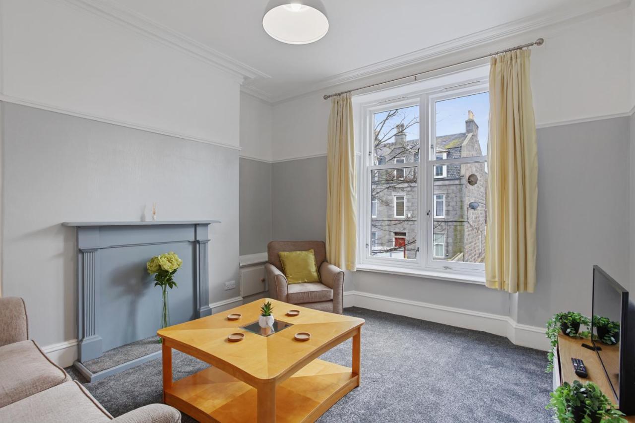 Lovely 3 Bedroom In Centre Apartment *