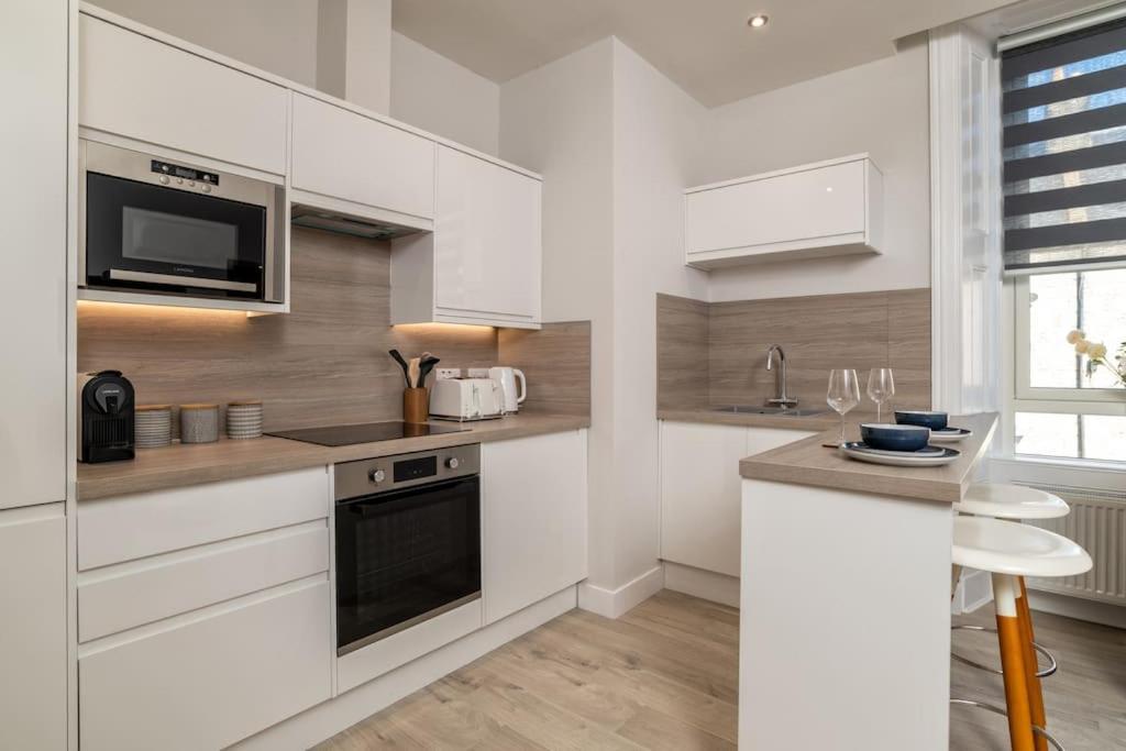 West End @ Netflix @ Newly Built Apartment *