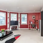 Historic Location, Private Parking, Ground Floor Luxury Flat