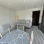 Lovely 3-Bedroom Flat With Free Parking