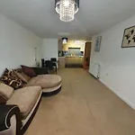 2-Bedroom Back Hilton Area Apartment - Ground Floor, Aberdeen City Center