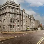 Central Location, Private Parking, Free Netflix