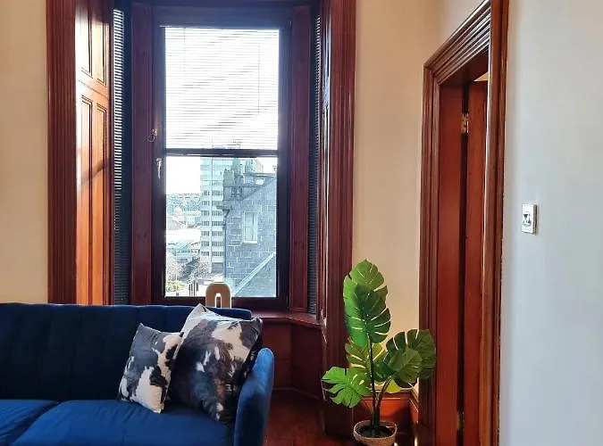Luxury 2 Bedroom City Centre Apartment With Panoramic Views And High Ceilings