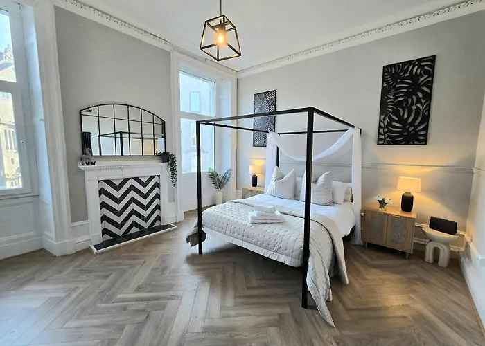 Luxury Central Apartment W/ 3 Beds + 24Hr Check-In