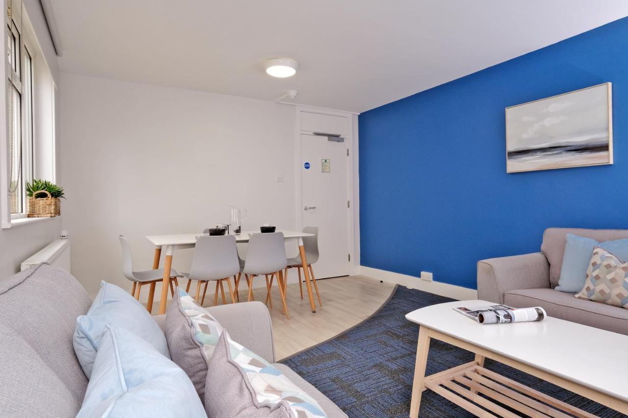 Cooper Court Apartment *