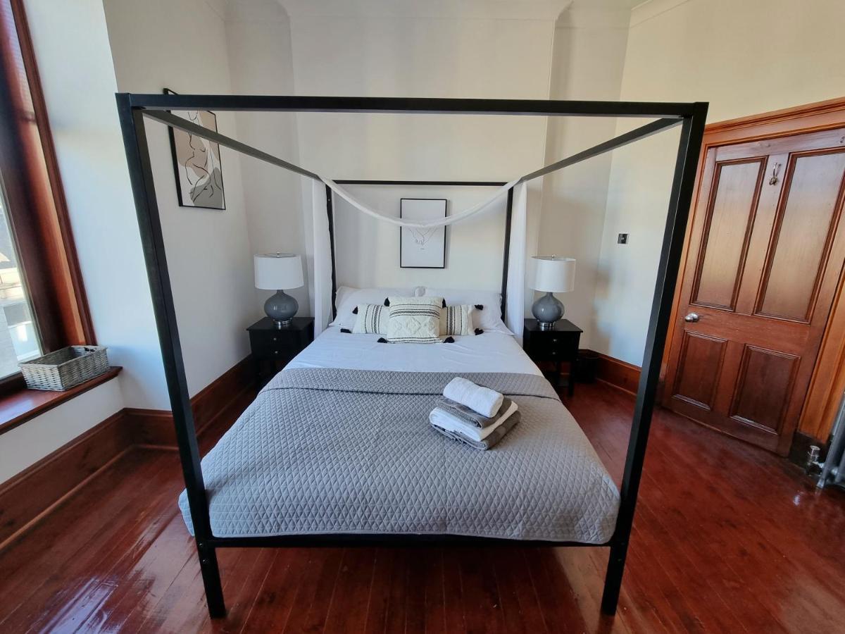 Luxury 2 Bedroom Centre With Panoramic Views And High Ceilings *