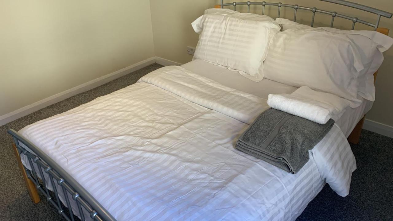 Apartment Lovely 2-bedroom Apartment, Free Wifi & Car Park *