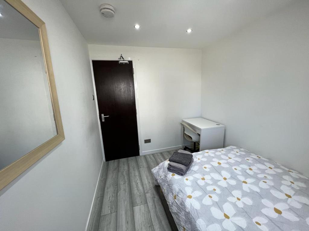 Lovely 3-bedroom Flat With Free Parking Apartment