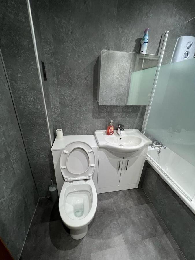 Lovely 3-bedroom Flat With Free Parking Apartment