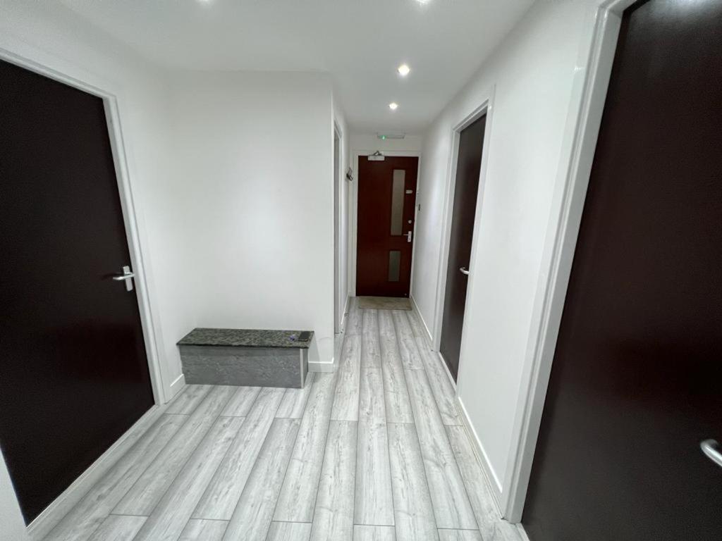Lovely 3-bedroom Flat With Free Parking Apartment *