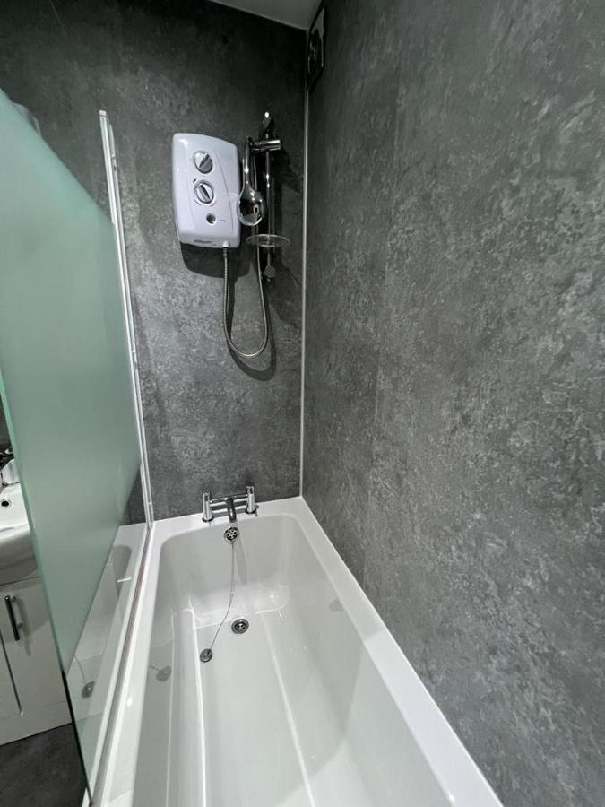 Apartment Lovely 3-bedroom Flat With Free Parking *