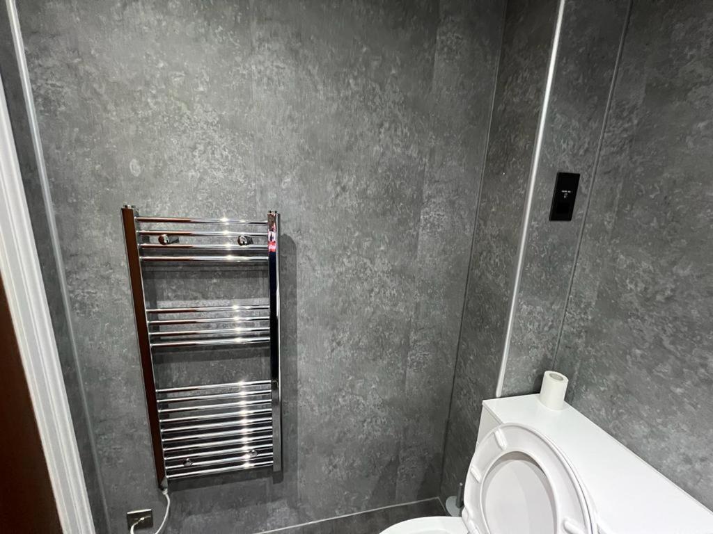 Apartment Lovely 3-bedroom Flat With Free Parking