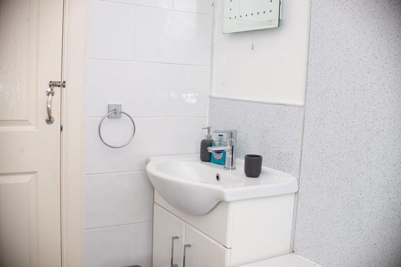 Centre Flat: 2-bedroom With Parking