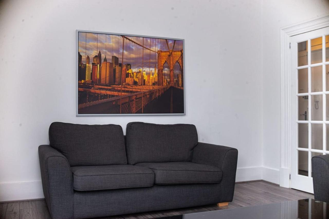 Centre Flat: 2-bedroom With Parking