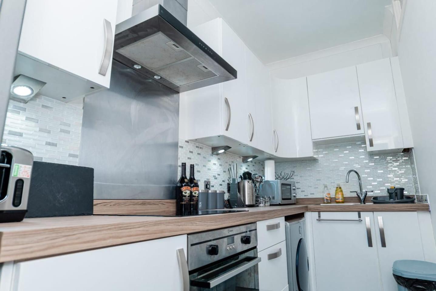 Apartment Centre Flat: 2-bedroom With Parking Aberdeen