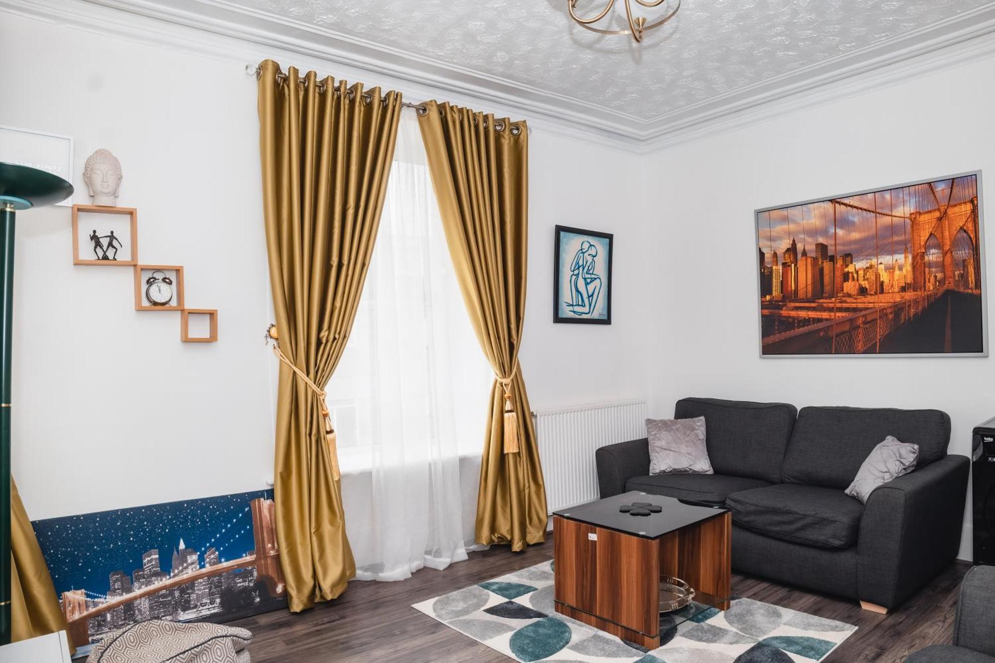 Centre Flat: 2-bedroom With Parking