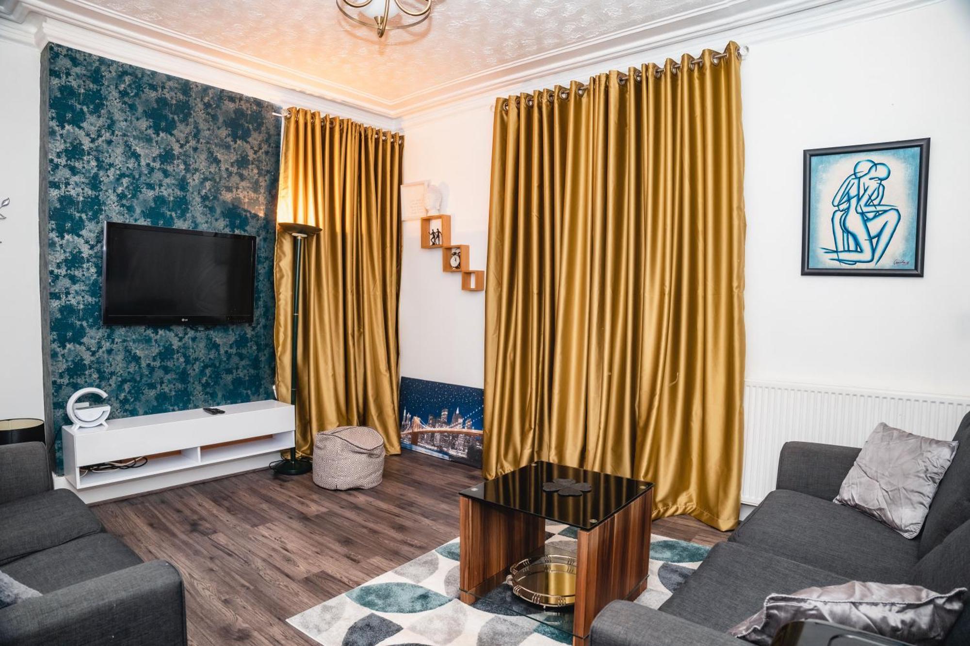 Centre Flat: 2-bedroom With Parking Apartment