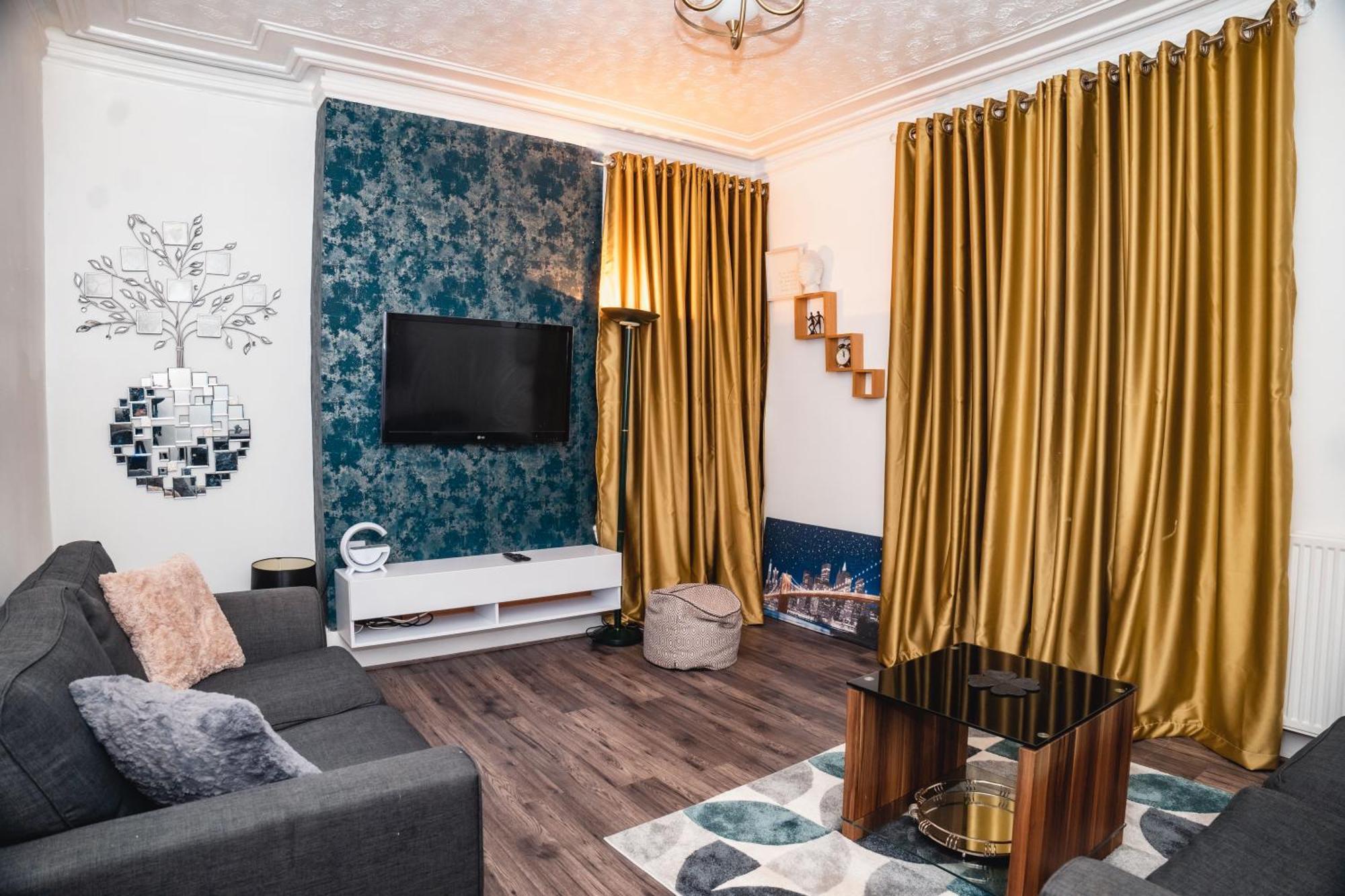 Apartment Centre Flat: 2-bedroom With Parking *