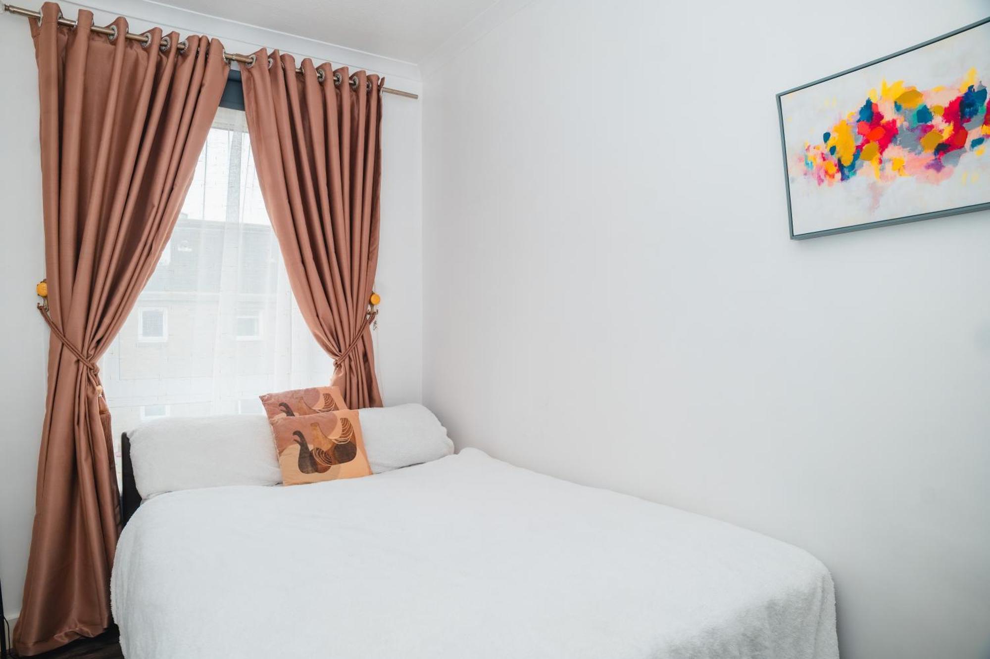 Apartment Centre Flat: 2-bedroom With Parking