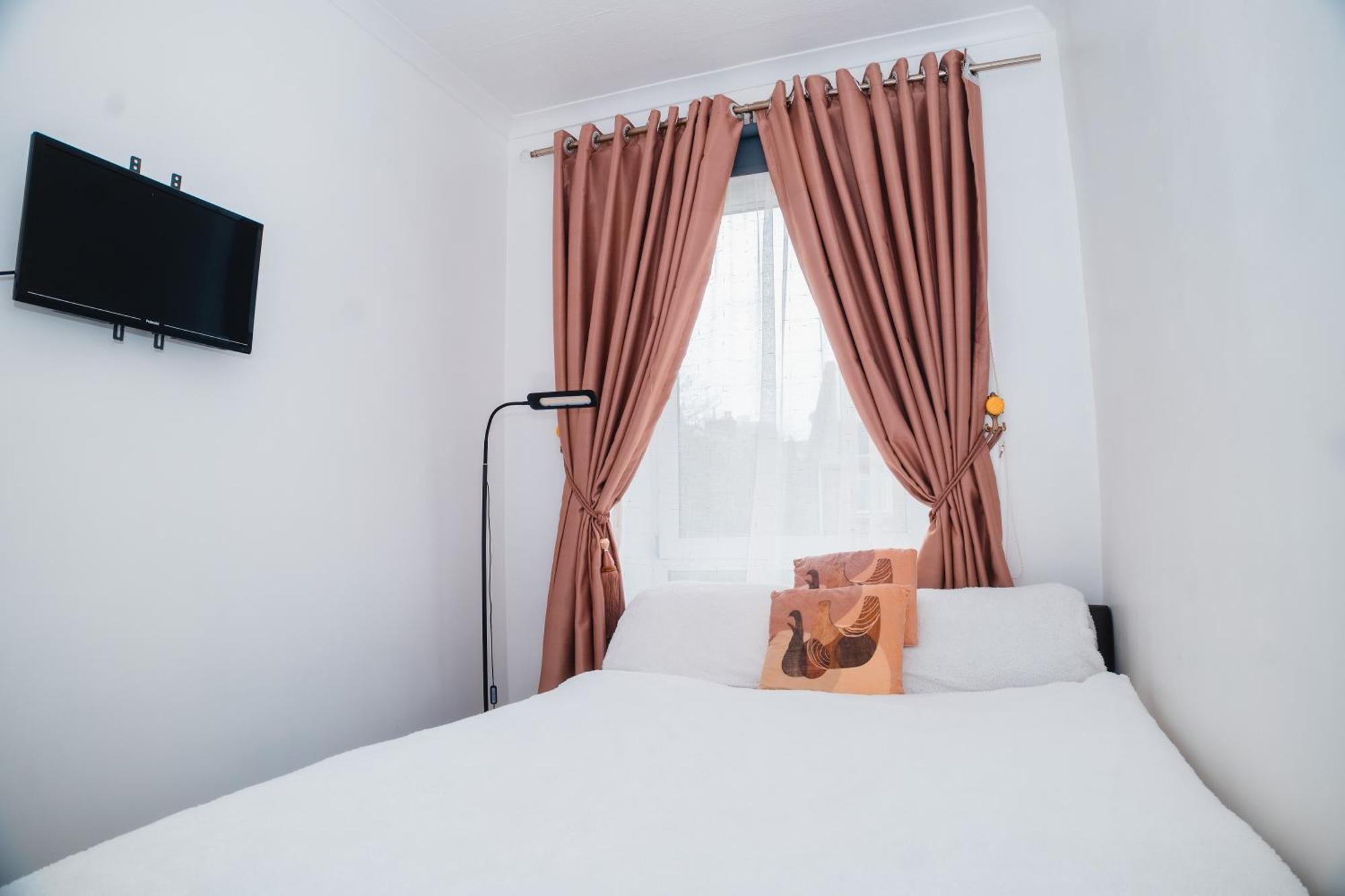 Centre Flat: 2-bedroom With Parking *