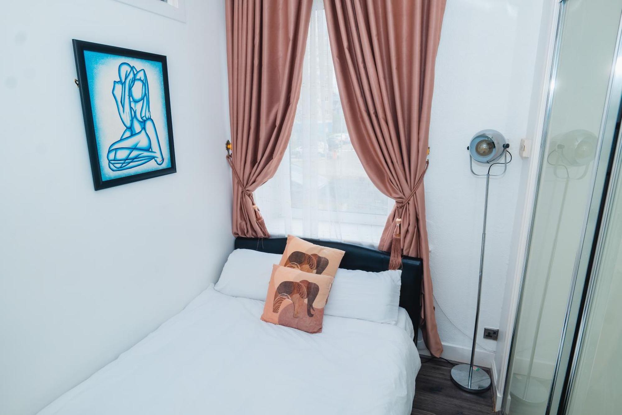 Centre Flat: 2-bedroom With Parking *