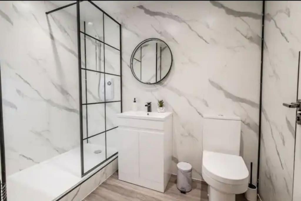 Location, Private Parking, Free Netflix Apartment