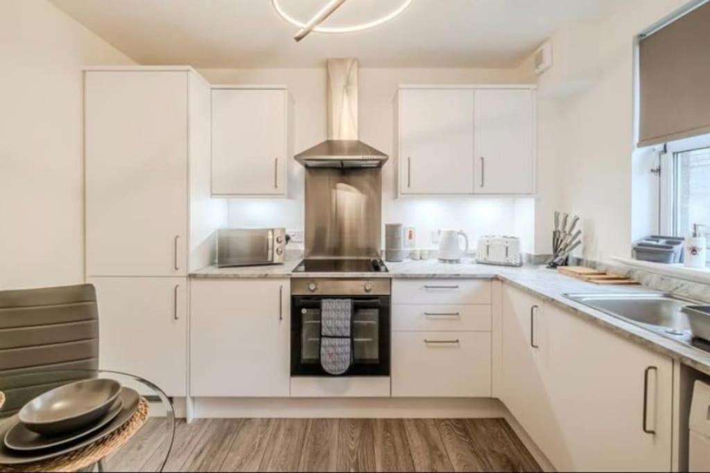 Location, Private Parking, Free Netflix Apartment