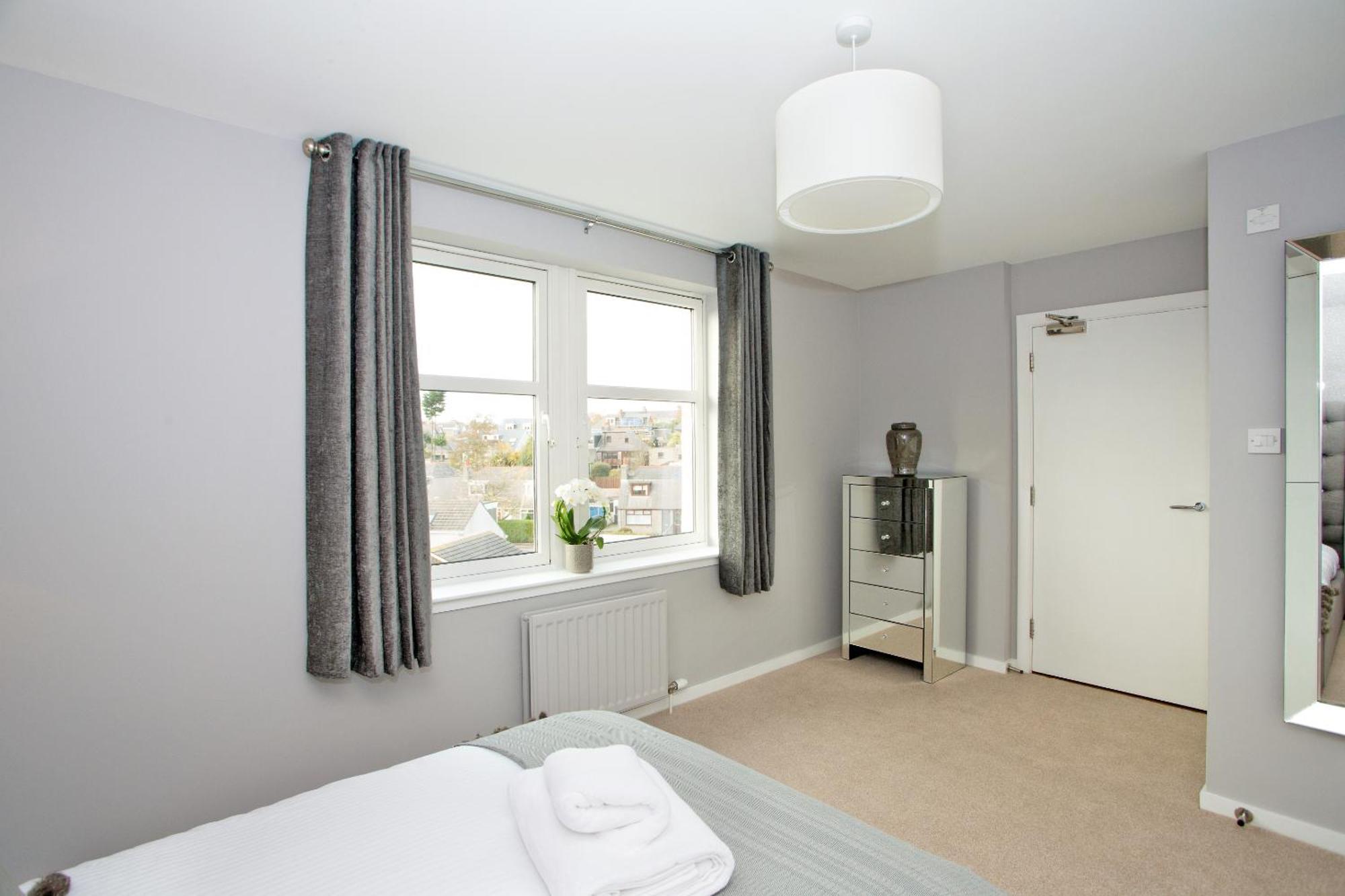 Contemporary Close To Centre *