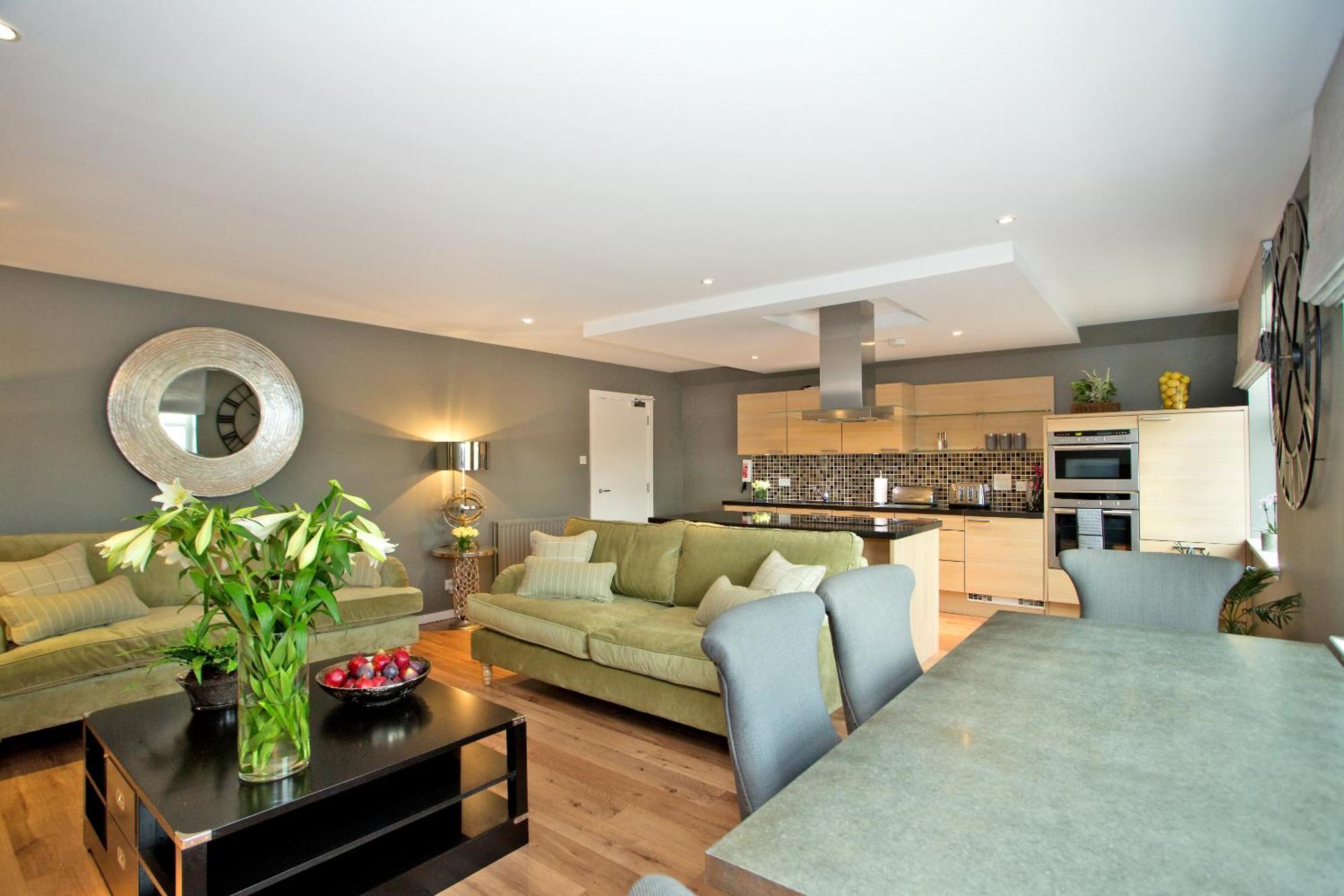Contemporary Close To Centre