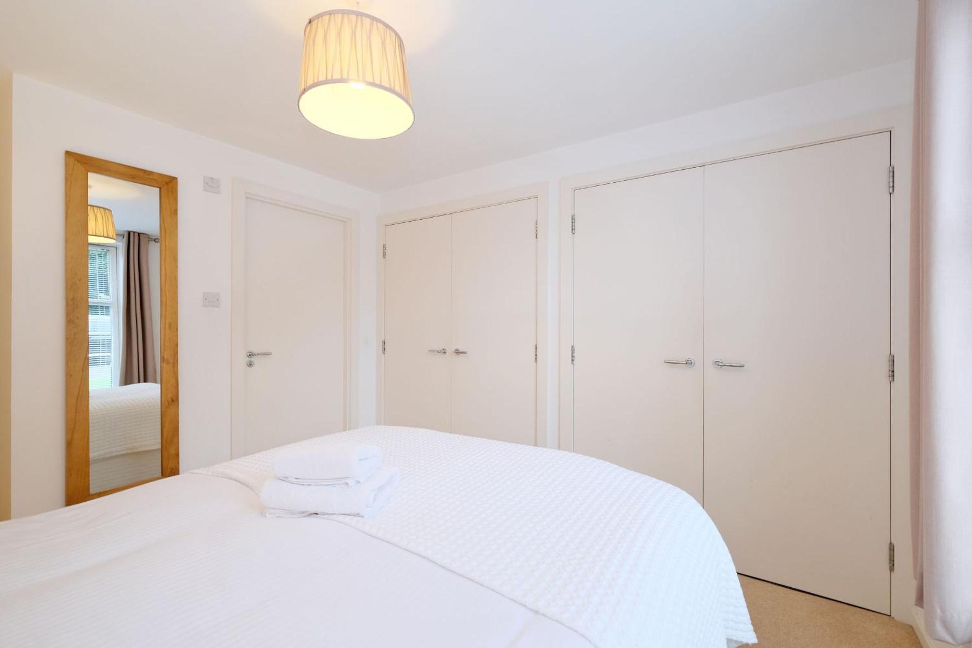 Contemporary Close To Centre *