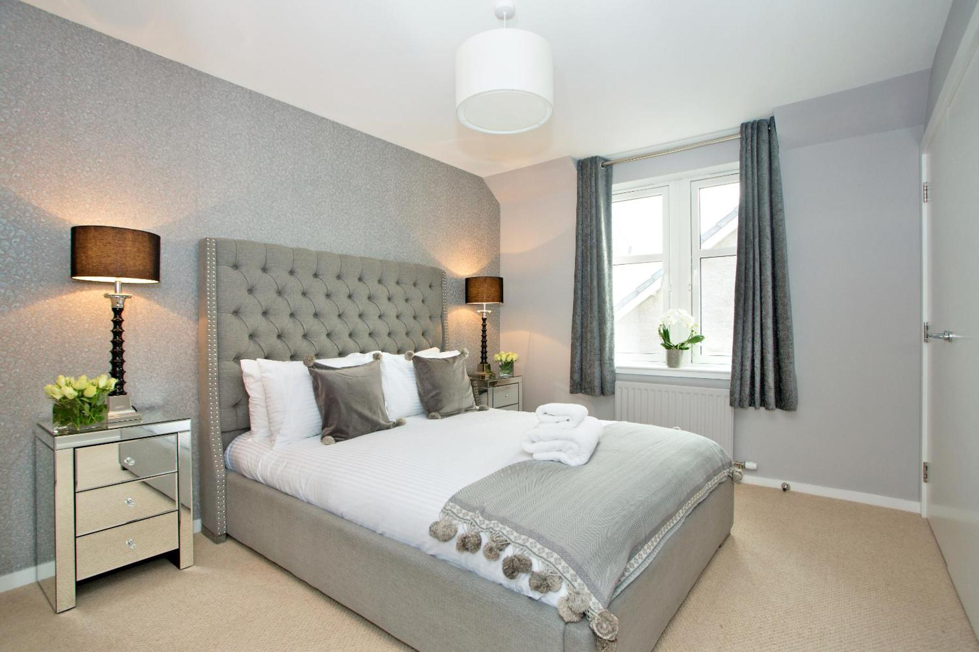 Contemporary Close To Centre *