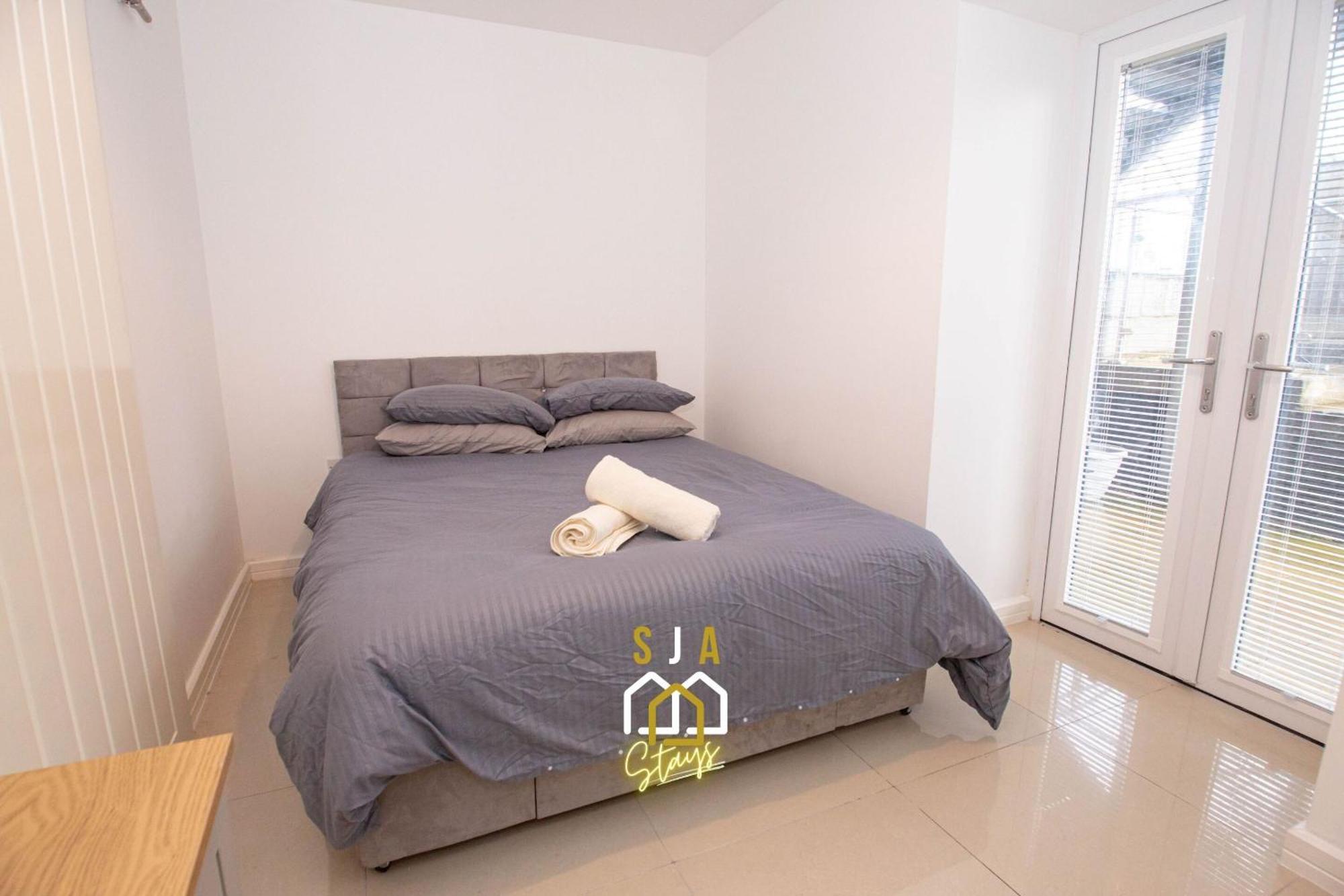 Affleck 1 - Sja - Modern 2 Bed - With Parking *