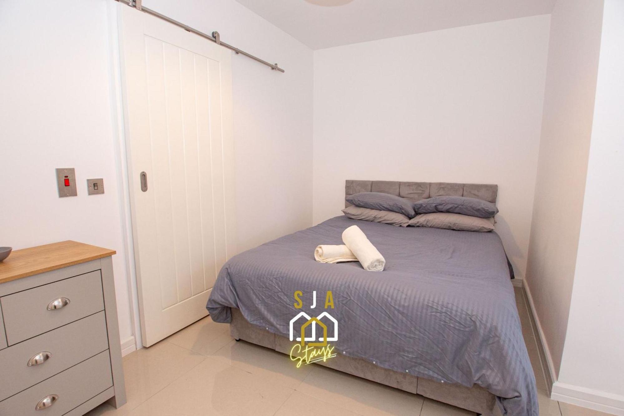 Affleck 1 - Sja - Modern 2 Bed - With Parking Apartment