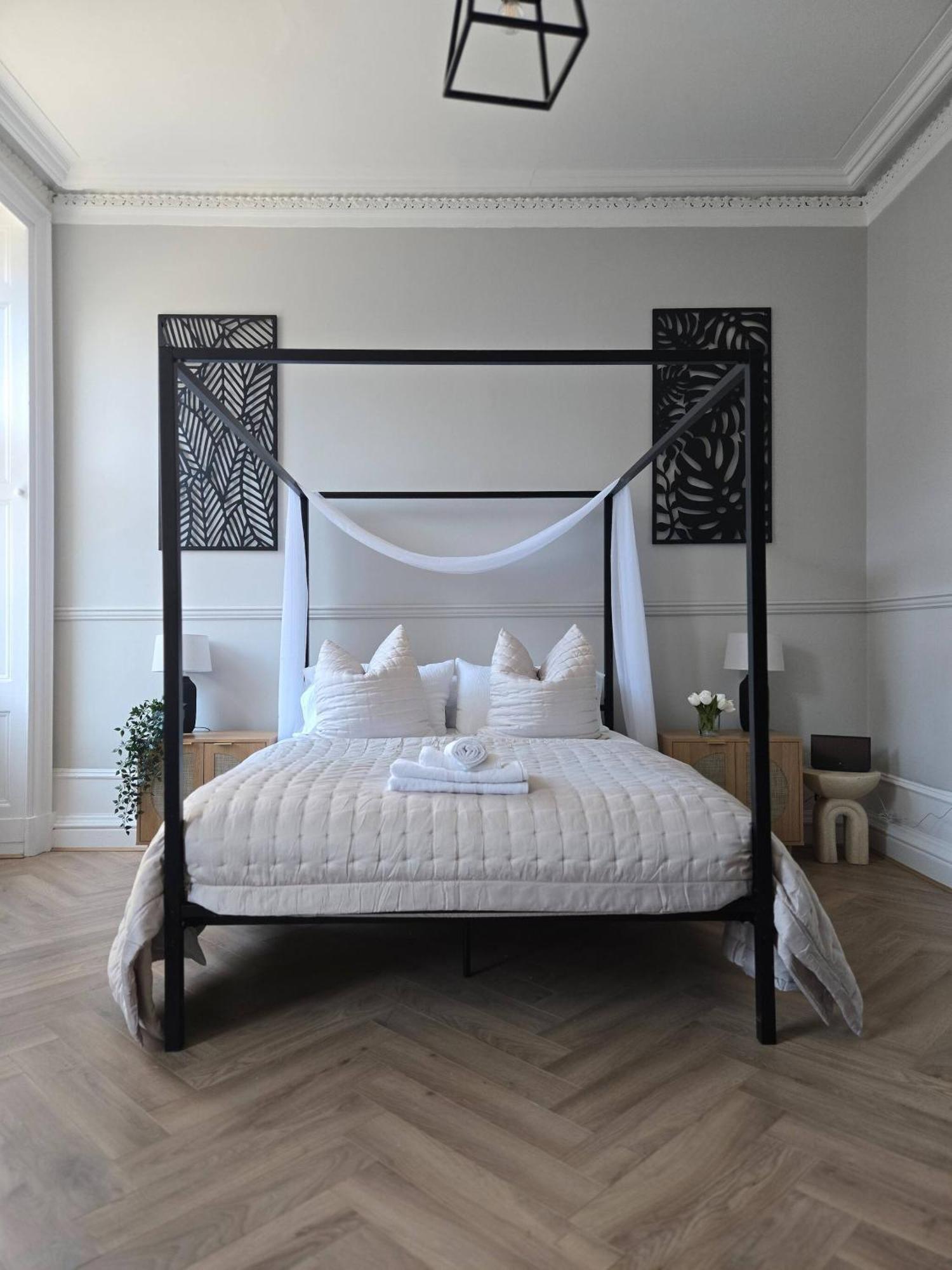 Luxury W/ 3 Beds + 24hr Check-in Apartment *