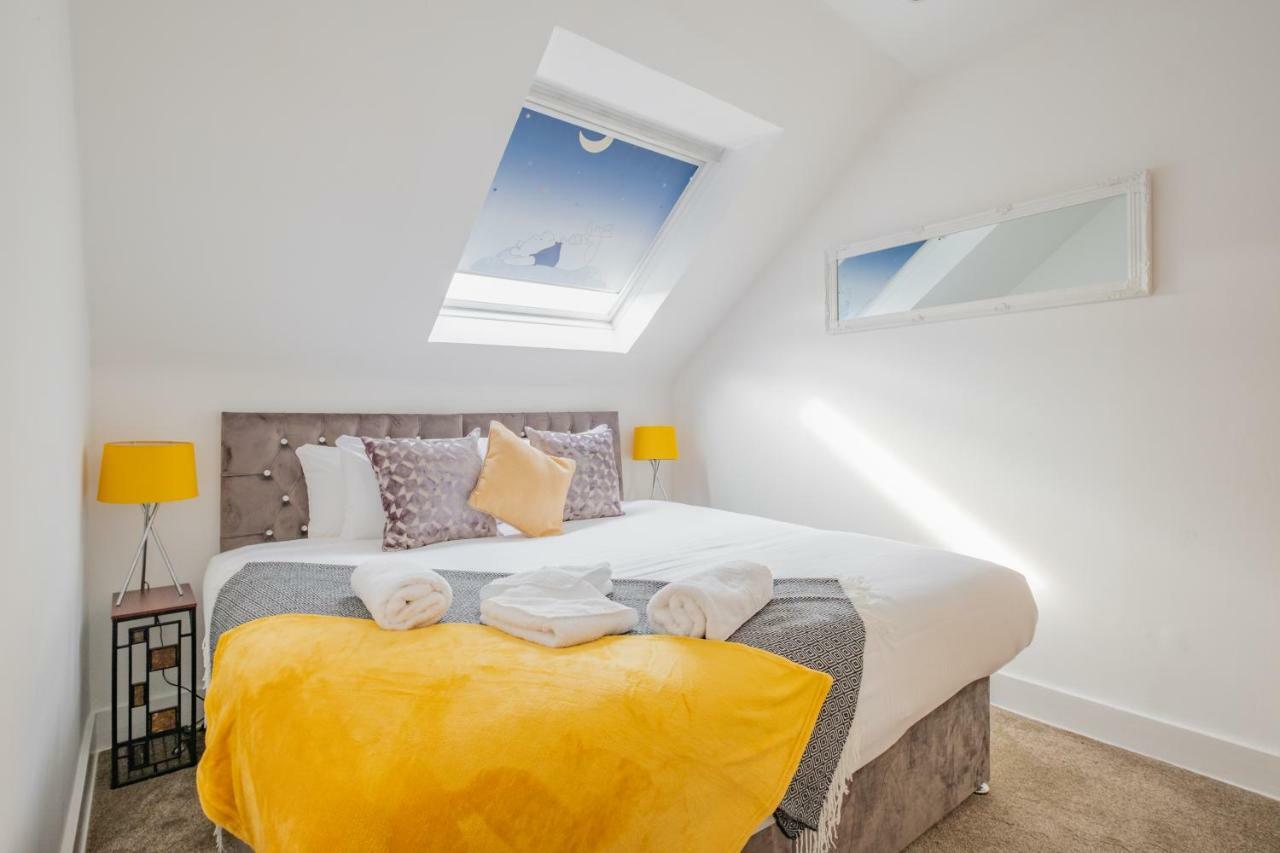 2 Bedroom At Sensational Serviced - Clifton Road Apartment *
