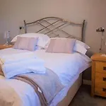 2 Bed Blackburn Village Apt With Wifi & Parking