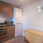 2 Bed Blackburn Village Apt With Wifi & Parking