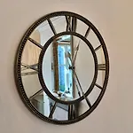 Cosy 2 Bedroom Central Apartment - Free Parking, Free Wifi
