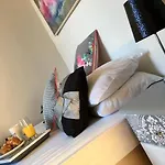 Cosy 2 Bedroom Central Apartment - Free Parking, Free Wifi