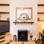 Stylish 2 Bedroom, City Centre Apartment