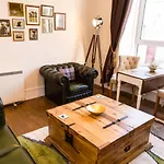 Stylish 2 Bedroom, City Centre Apartment