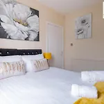 Sensational Stay Short Lets & Serviced Accommodation 2 Bedroom Apartment Aberdeen, Middlefield Place