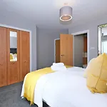 Bright And Spacious Home With A Balcony And City Views