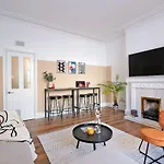 Sensational West End Living With Bicocca Stays