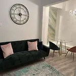Amazing Getaways - The Place For You With Free Parking